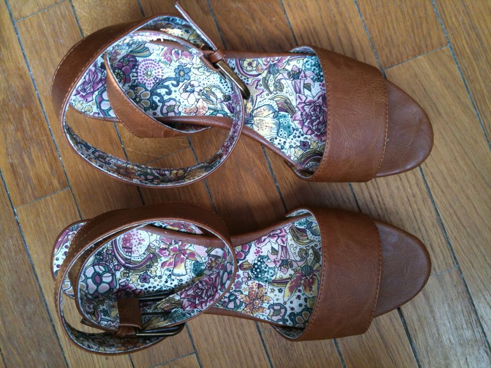 Chaussures compens&eacute;es ouvertes. Chaussures