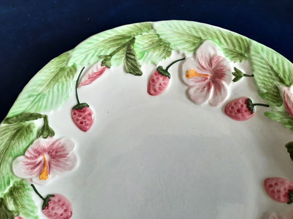 6 Assiettes en barbotine &agrave; d&eacute;cor de fleurs, fraises et feuil Cuisine