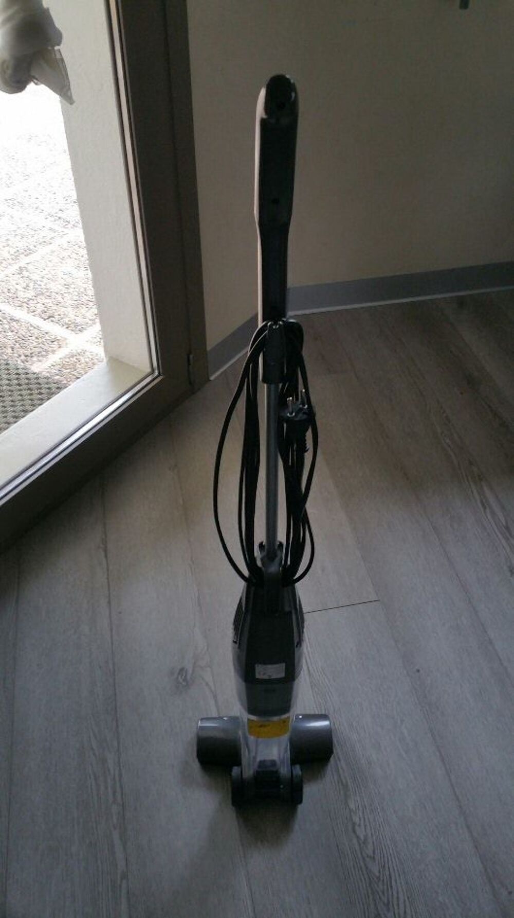 ASPIRATEUR BALAI AVEC ASPIRATEUR A MAIN VERTICAL Electroménager