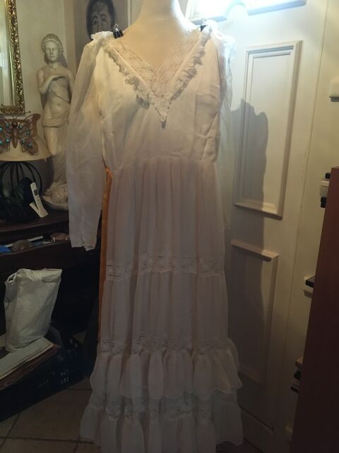 Robe blanche dentelle 15 Saint-Julien-les-Rosiers (30)