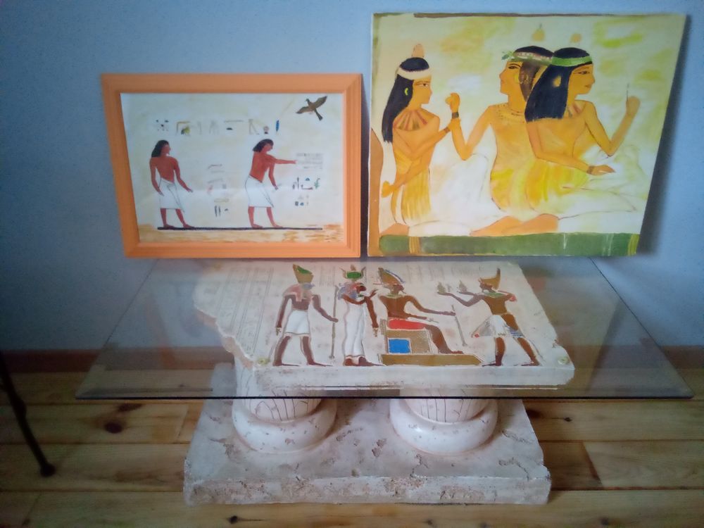 Table basse style &eacute;gyptien, plus 2 tableau assorti Meubles