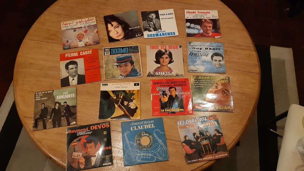 LOT DE 15 DISQUES VINYLES 45 TOURS VINTAGE CD et vinyles
