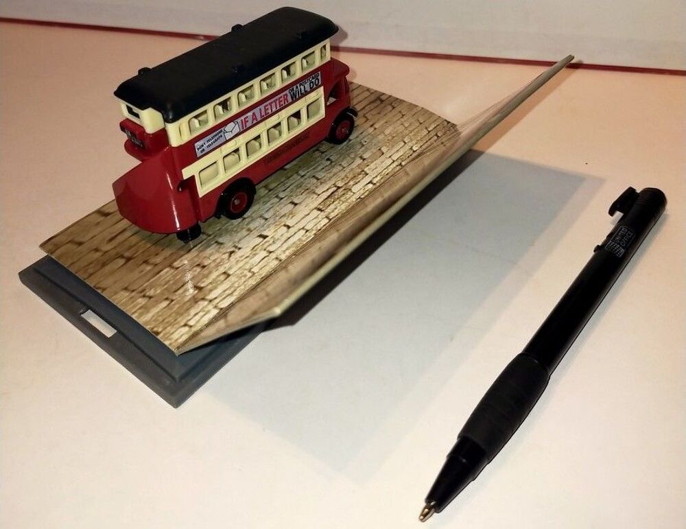 Bus miniature London transport sur socle vintage
Jeux / jouets