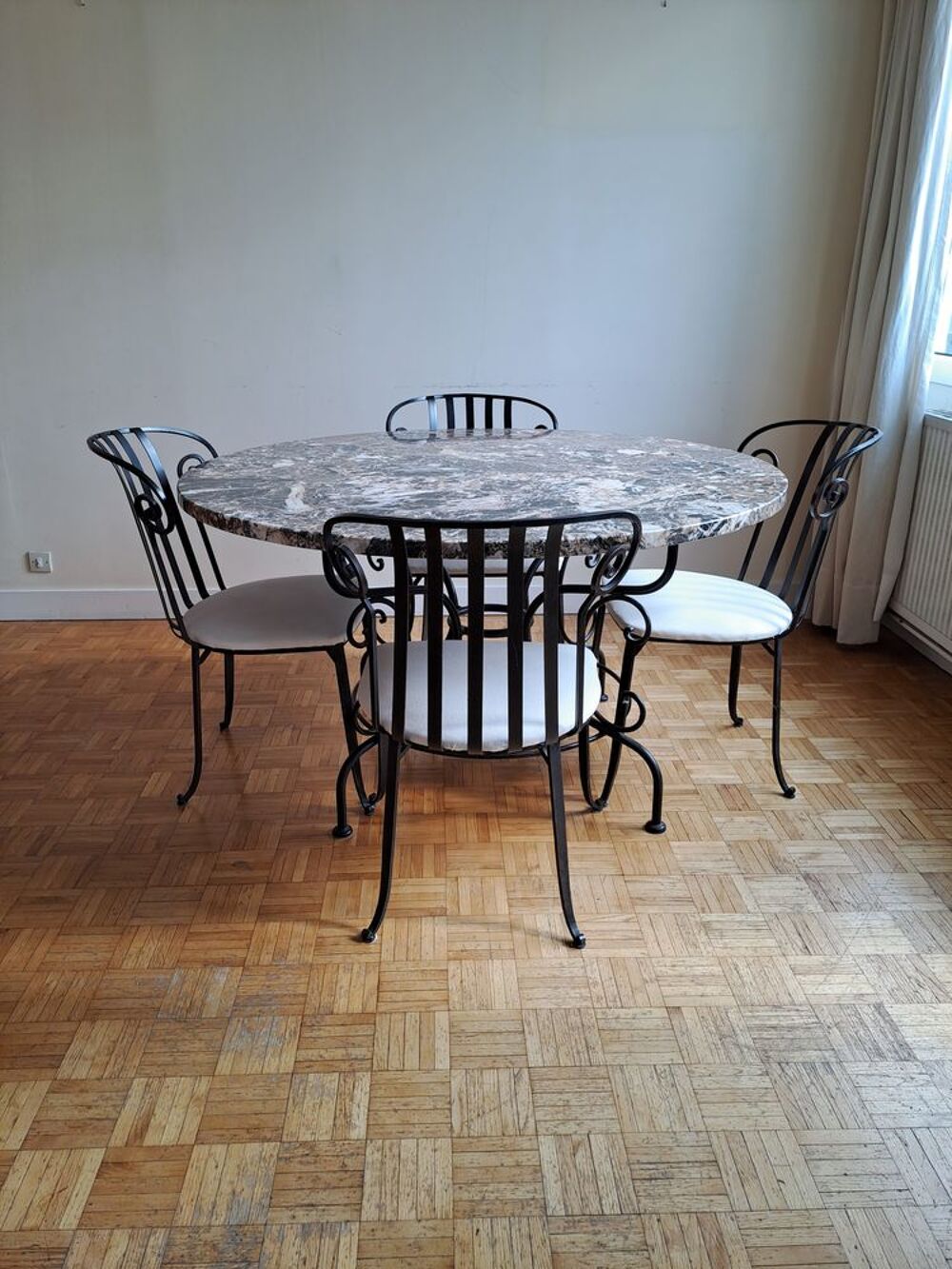 Table en marbre italien Rochebobois et chaises fer forg&eacute; Meubles