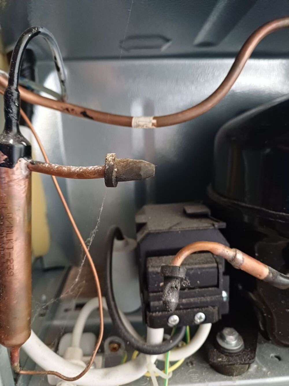 Refrig&eacute;rateur combin&eacute; ESSENTIEL B Electroménager