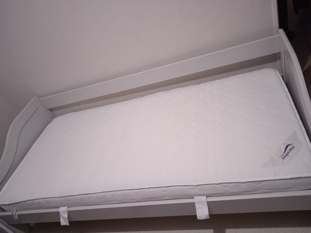 Lit sans matelas en bon &eacute;tat 90/190 Meubles