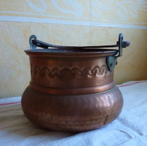 Ancien chaudron en cuivre rouge martelé 25 Orsay (91)