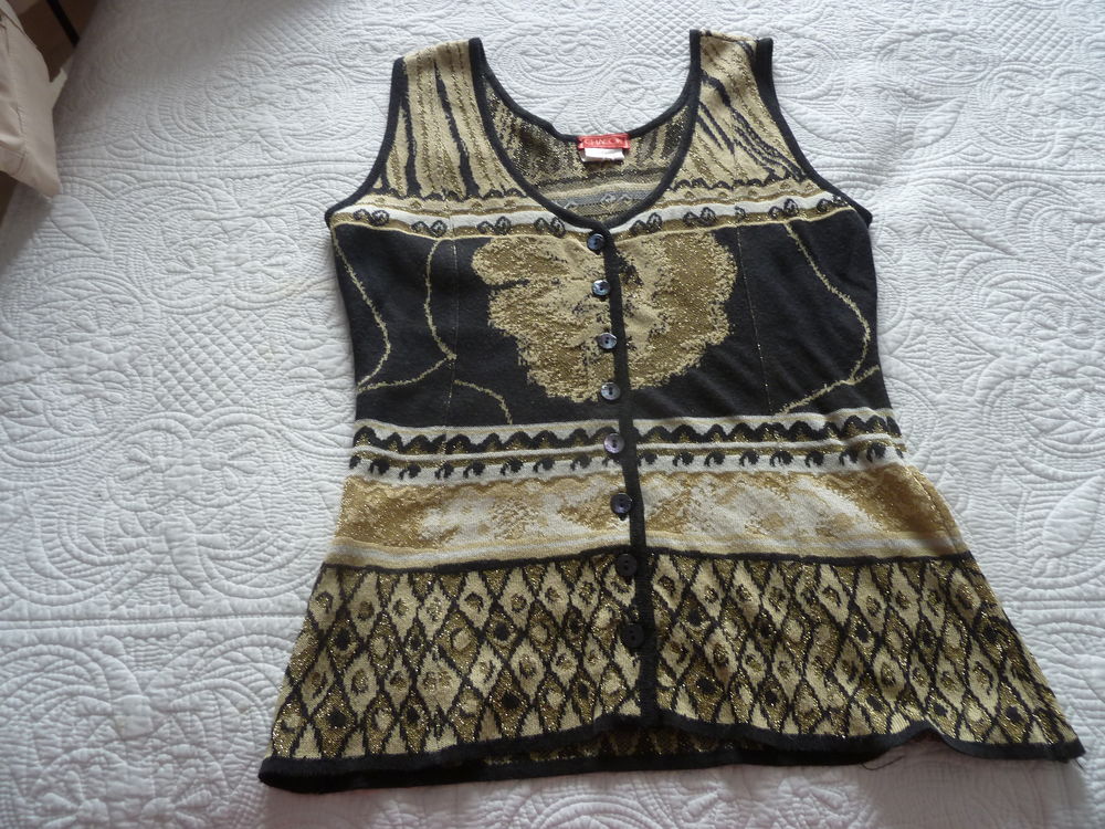 top or et noir CHAKOK avec son ch&acirc;le
Vêtements