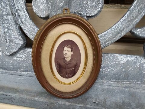 Ancien Cadre Photo Laiton Perle Ovale Portrait Jeune Homme 
35 Loches (37)