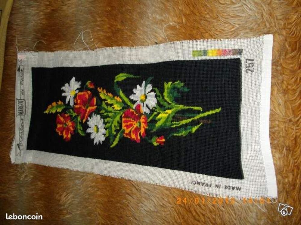 Petite tapisserie de bouquet de fleurs orange et blanches Décoration