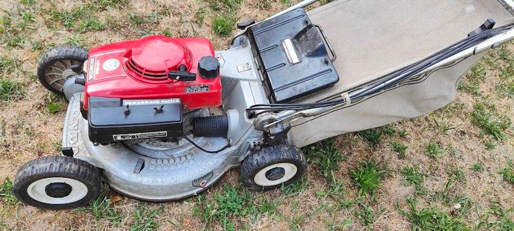 Tondeuse &agrave; gazon thermique tract&eacute;e - Honda Jardin