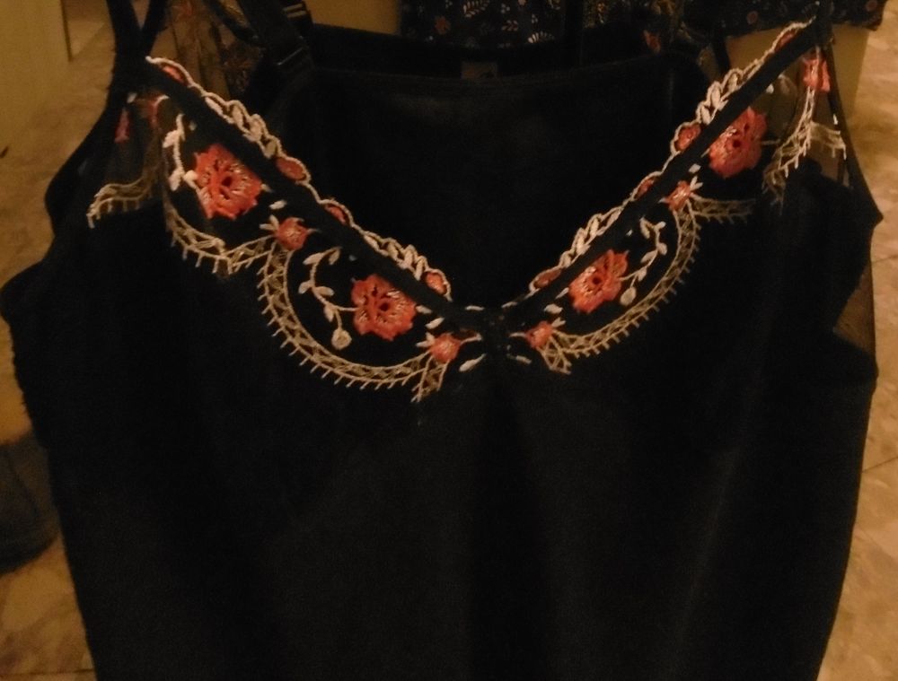 nuisette noire satin et dentelle Vêtements