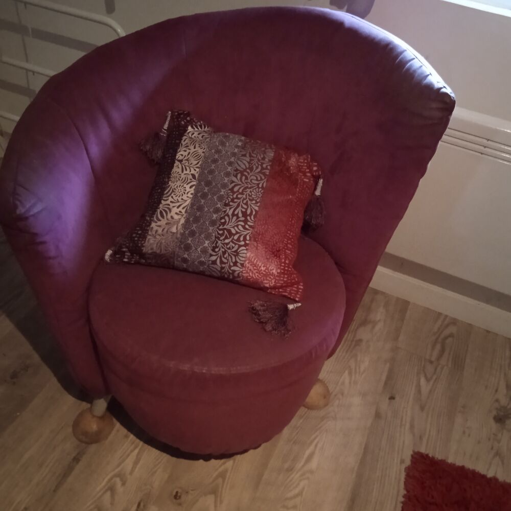 Gros fauteuil violet dossier assym&eacute;trique , largeur 80, haut Meubles