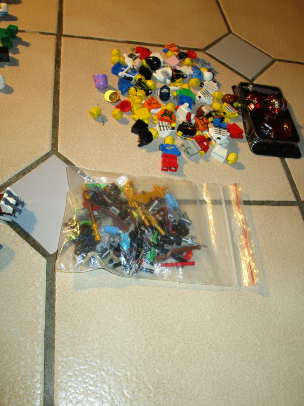 LOT LEGO FIGURINES STAR WARS + DIVERS+ ACCESSOIRES Jeux / jouets
