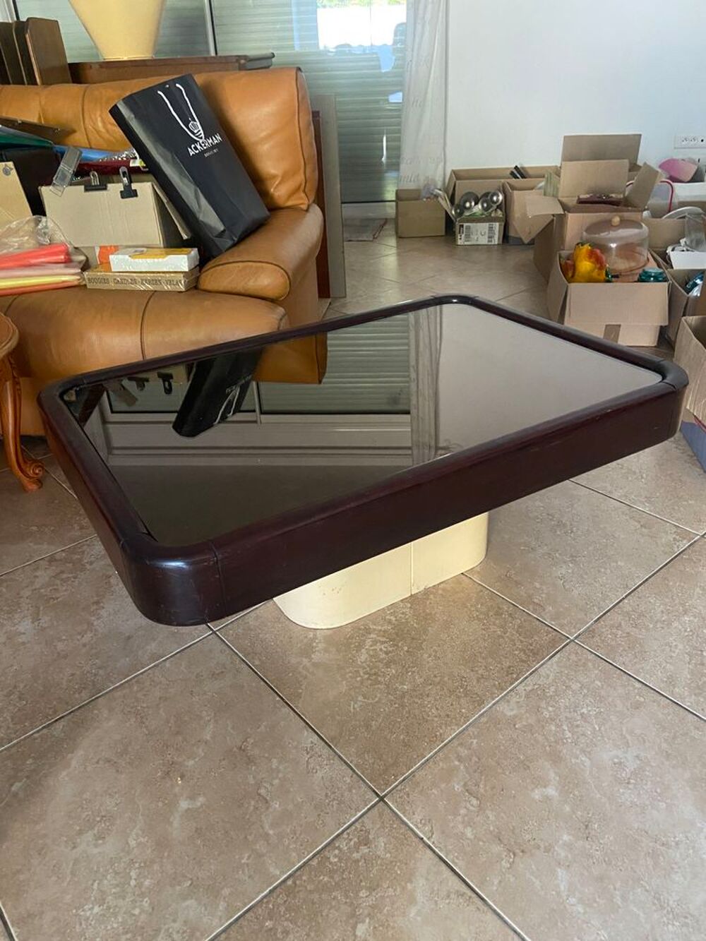 table basse vintage rectangulaire des ann&eacute;es 1970 ou 1980, caract&eacute;ris&eacute;e par un plateau en verre fum&eacute; ins&eacute;r&eacute; dans un &eacute;pais cadre en bois Meubles