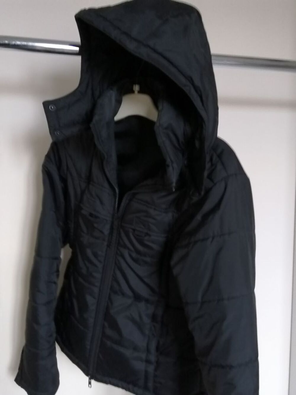 Joli blouson court noir style doudoune Vêtements