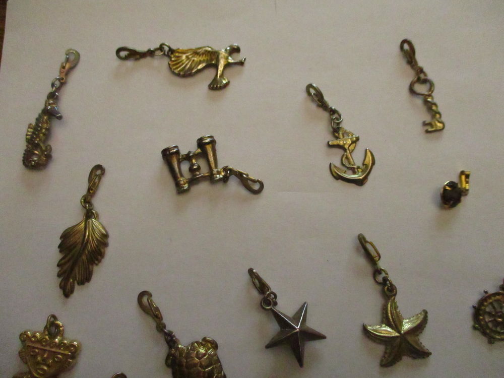 16 sujets diff&eacute;rents pour cha&icirc;ne ou cordons. voir 3 photos Bijoux et montres