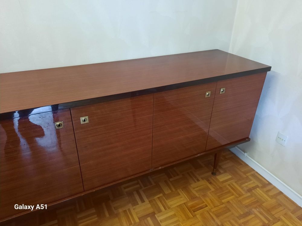 Table et buffet vintage laqu&eacute;s, avec 2 rallonges+ 6 chaises. Meubles
