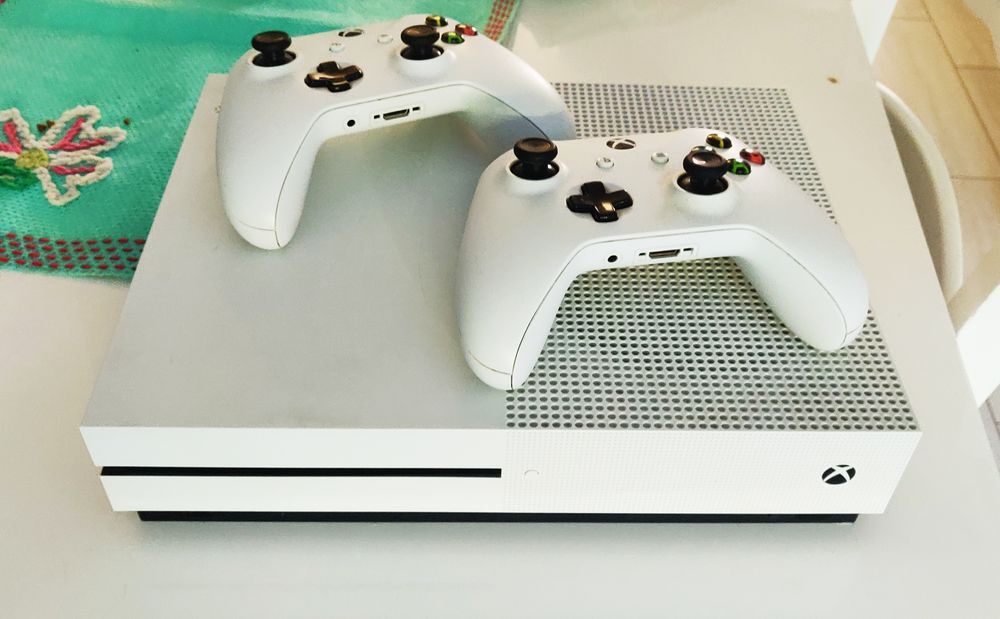 lineair Grote waanidee Tub Achetez xbox one s 1to + 10 occasion, annonce vente à Maisons-Alfort (94)  WB165059489