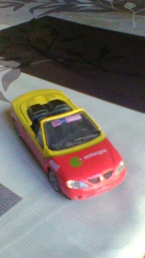 Voiture miniature Renault Mégane du tour de france  15 Avermes (03)