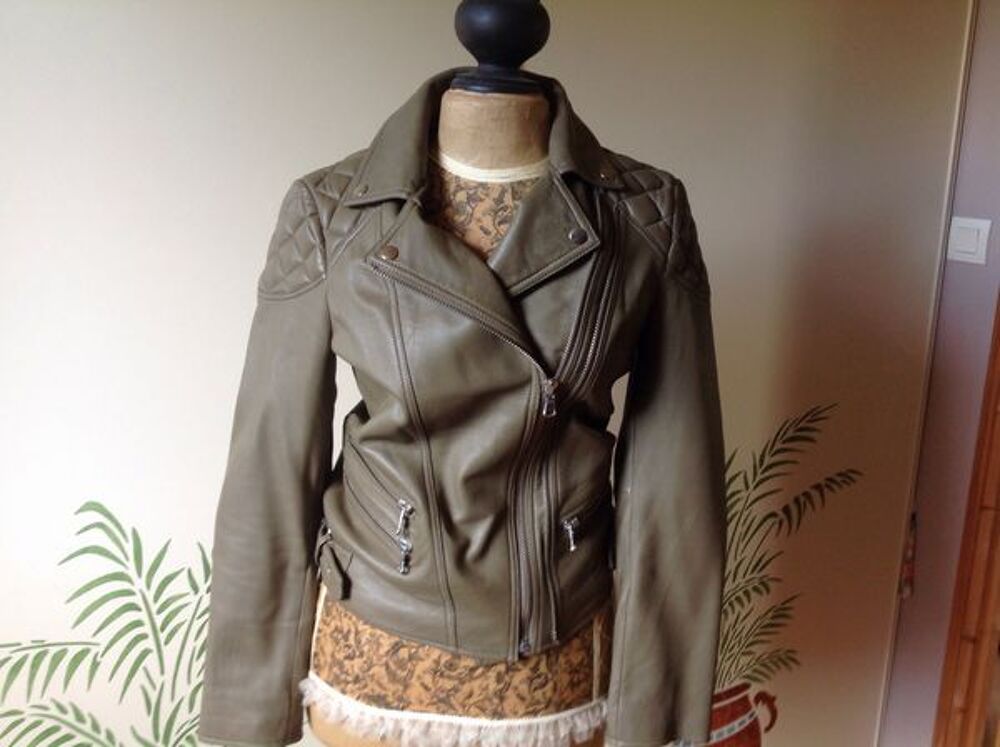 Blouson cuir type perfecto, fa&ccedil;on motard. Vêtements