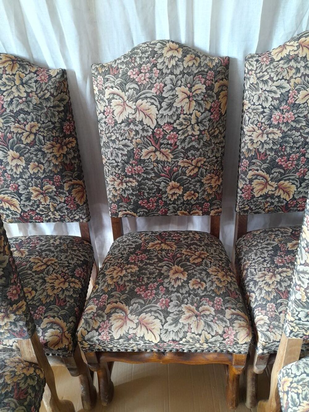12 Chaises capitonn&eacute;es Meubles