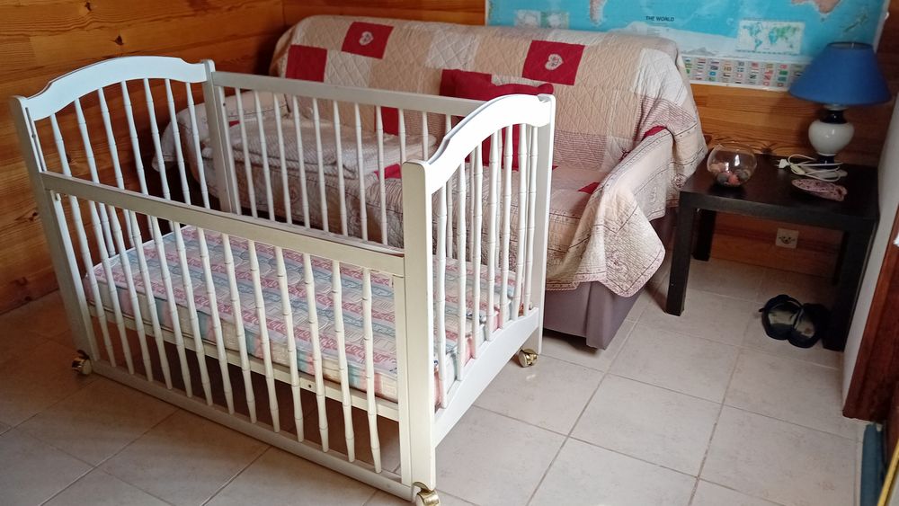 Lit b&eacute;b&eacute; &agrave; barreaux blanc avec matelas Mobilier enfants