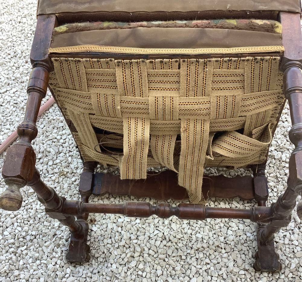 Une belle paire de fauteuils du style Louis XIII Meubles