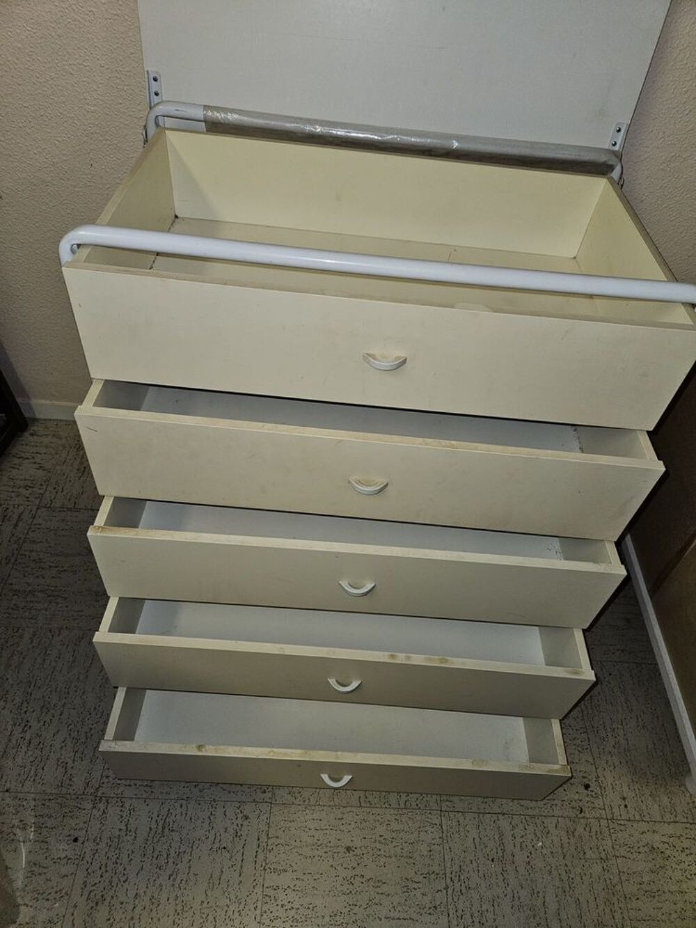 Commode 5 tiroirs
L 77 cm x H 88 cm Meubles