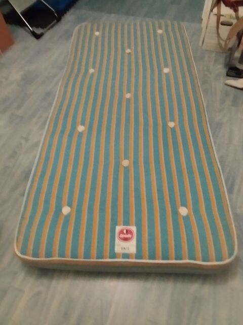 Matelas 
.
12 Monc-en-Belin (72)