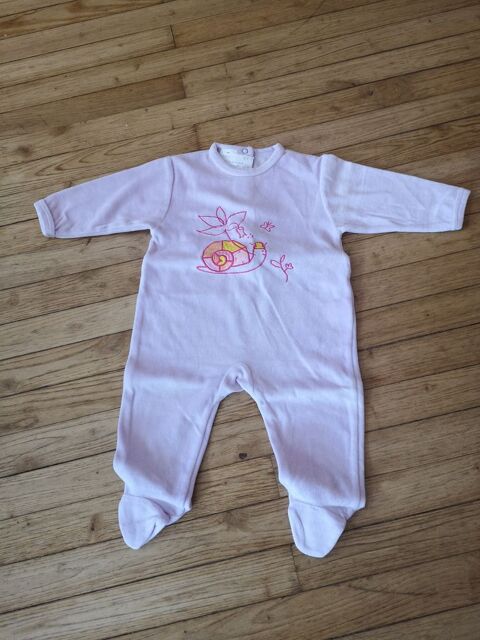 F 9 (32) - 6 mois - Pyjama mauve avec escargot 2 Paris 13 (75)