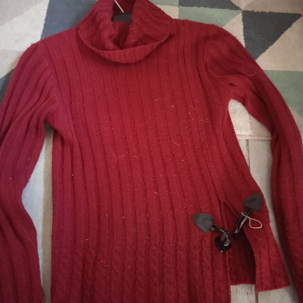 Pull rouge acrylique col roul&eacute; T 40 attache sur l'avant Vêtements