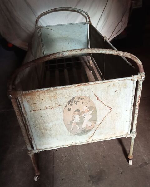 Lit enfant en m�tal Pierrot et colombine 50 Loire-sur-Rh�ne (69)