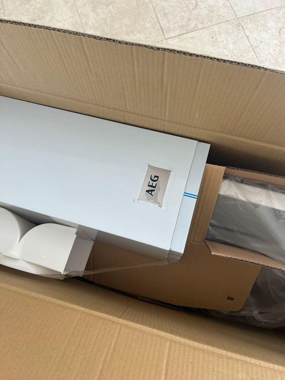 Hotte murale de cuisson AEG inox NEUF dans carton d'origine Electroménager