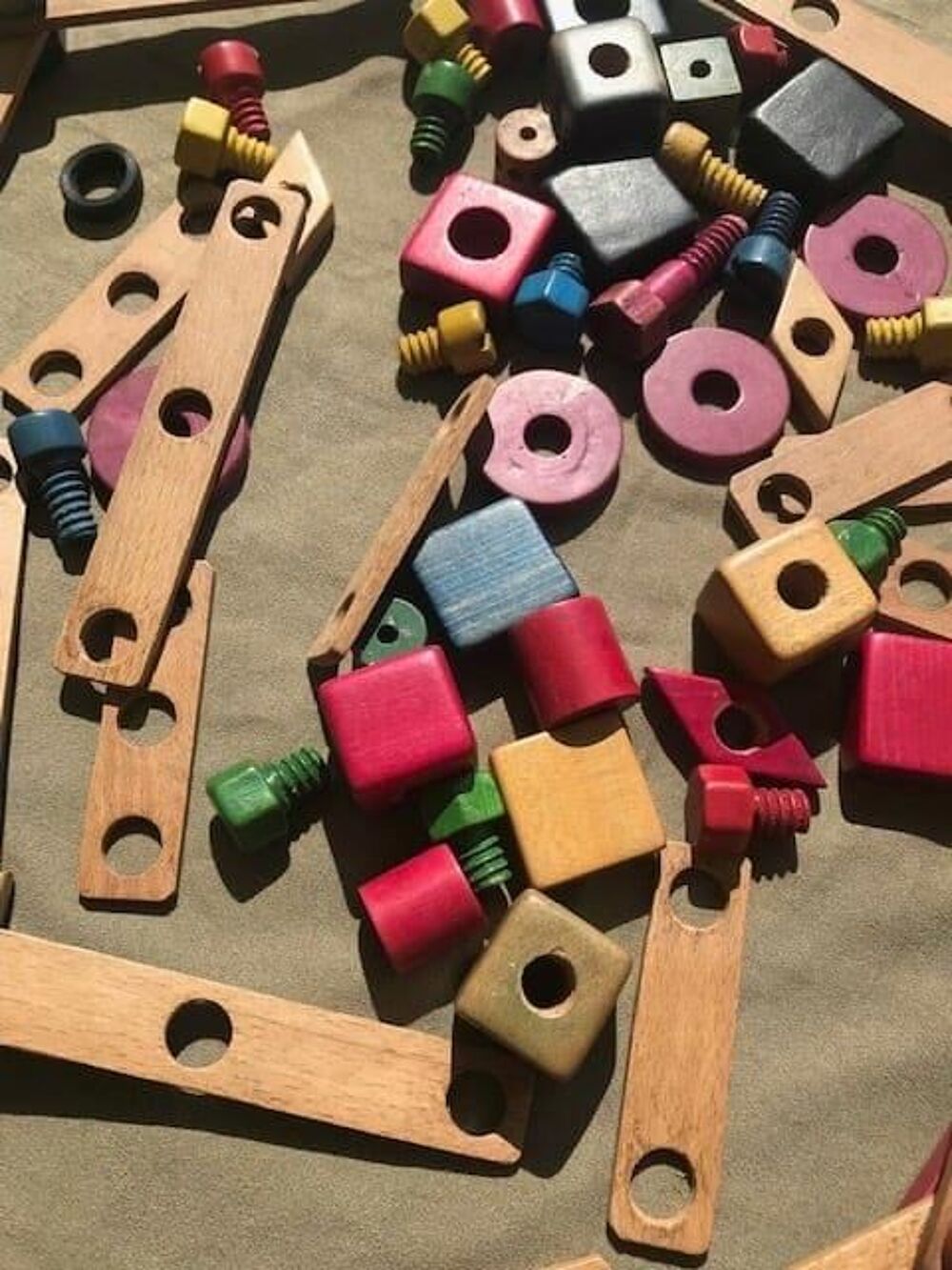 Jouet ancien en bois color&eacute; 