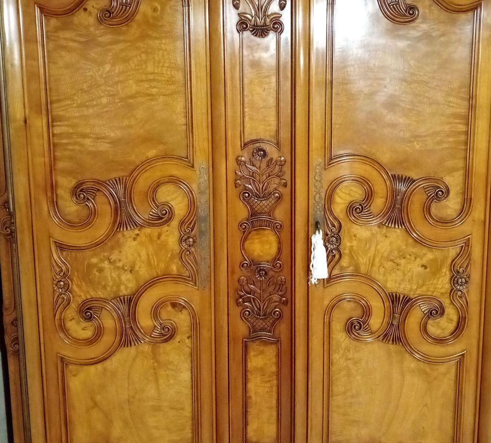 Recherche armoire bressane en merisier et loupe de fr&ecirc;ne Meubles