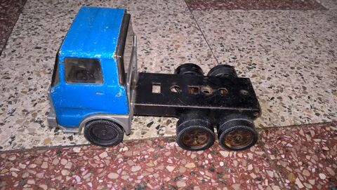 Ancien jouet/camion en t�le JOUSTRA 1950. 15 Flers-en-Escrebieux (59)