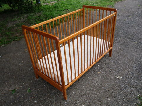 Lit bébé/enfant 
123,5cm x 65cm
h 86,5cm 35 Castres (81)
