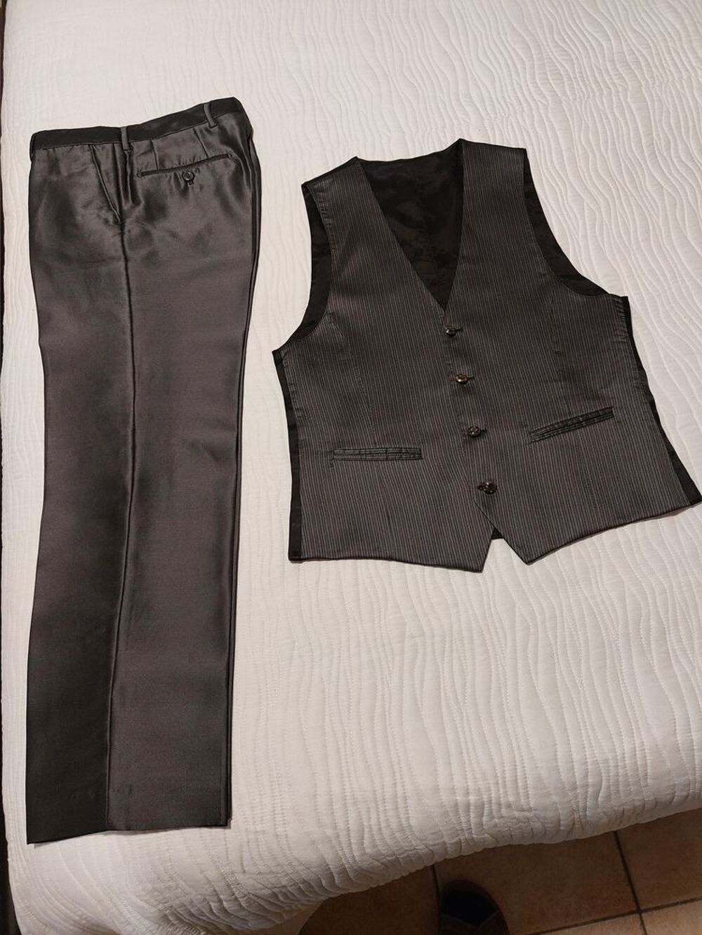 Tr&egrave;s beau Costume de la marque VENDOME(N&icirc;mes), trois pi&egrave;ces Vêtements