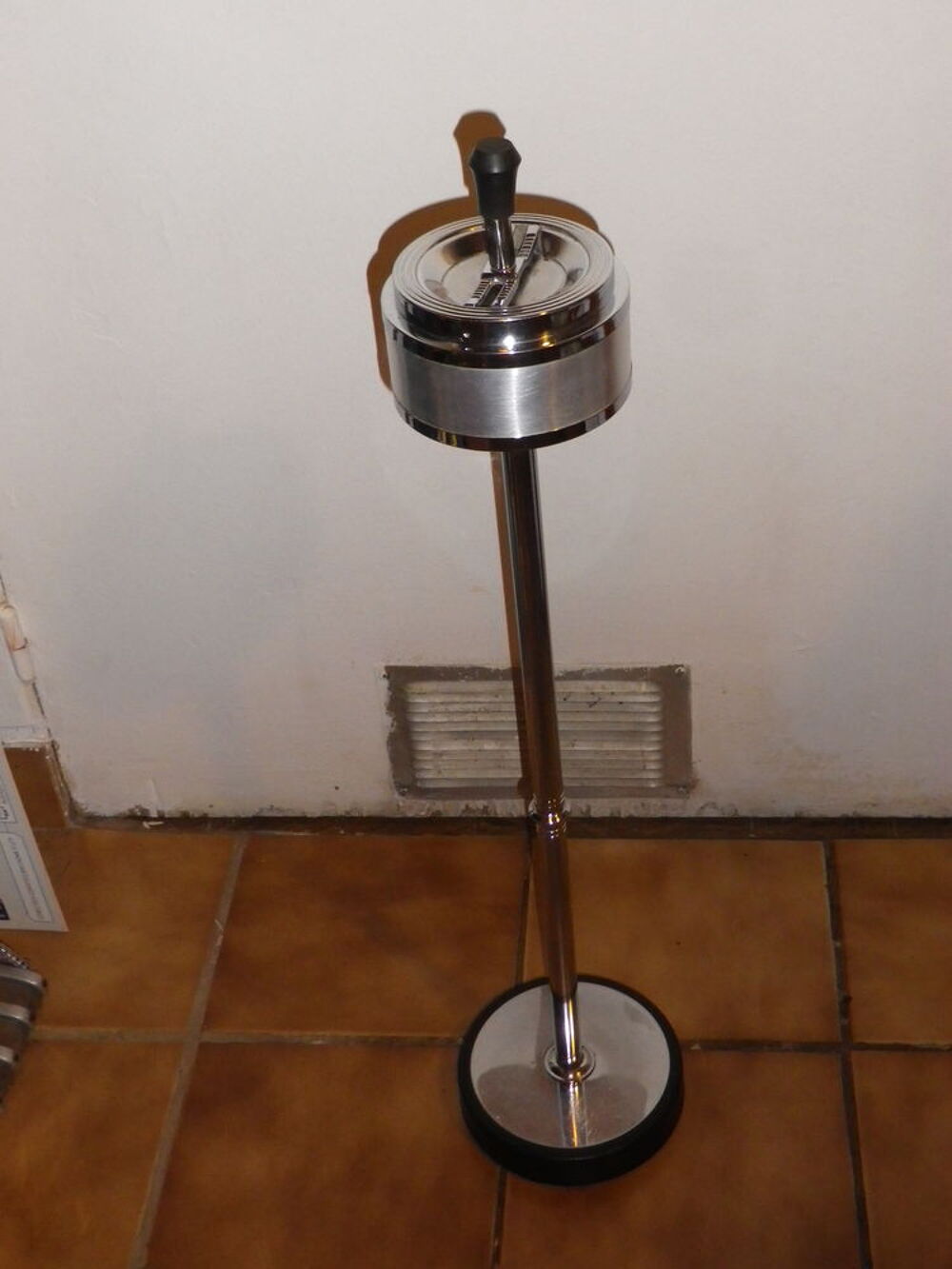 Cendrier sur pied poussoir art d&eacute;co vintage en chrom&eacute; Décoration