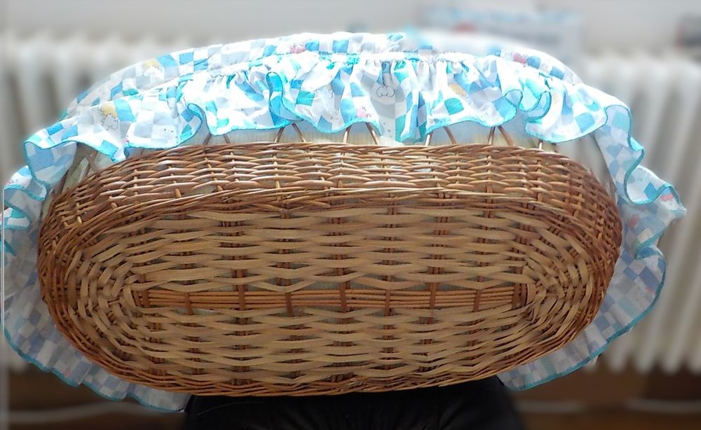 ANCIEN COUFFIN b&eacute;b&eacute; rotin/osier avec habillage magnifique. 
Mobilier enfants