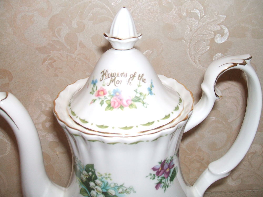 Cafeti&egrave;re en porcelaine Anglaise Royal Albert fleur des mois Décoration