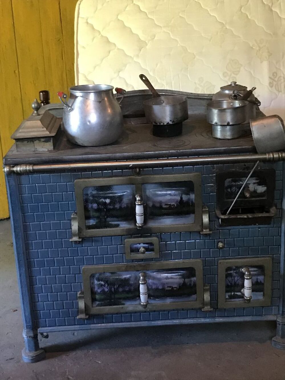 cuisini&egrave;re ancienne &eacute;maill&eacute;e peinte &agrave; la main 