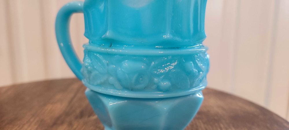 Pichet , cr&eacute;mier en opaline vintage 