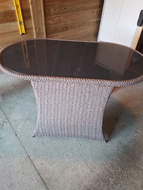 Table pour int ext en resine tresse grise 25 Comines (59)