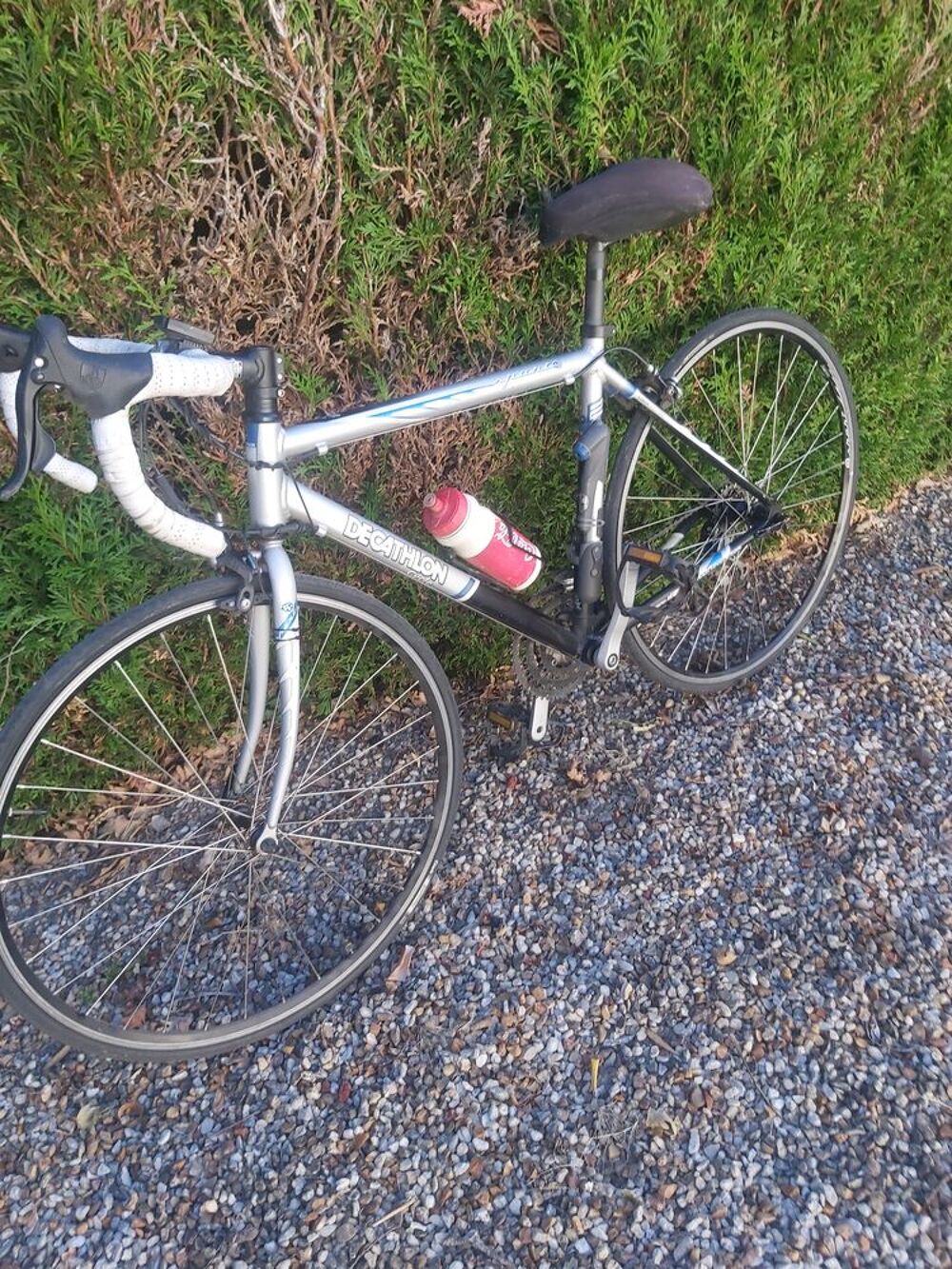 v&eacute;lo de route en tr&egrave;s bon &eacute;tat (un &eacute;tat neuf) Vélos
