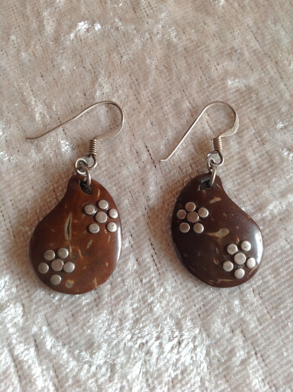 BOUCLES OREILLES GOUTTE NOIX DE COCO FLEURS M&Eacute;TAL Envoi Poss Bijoux et montres