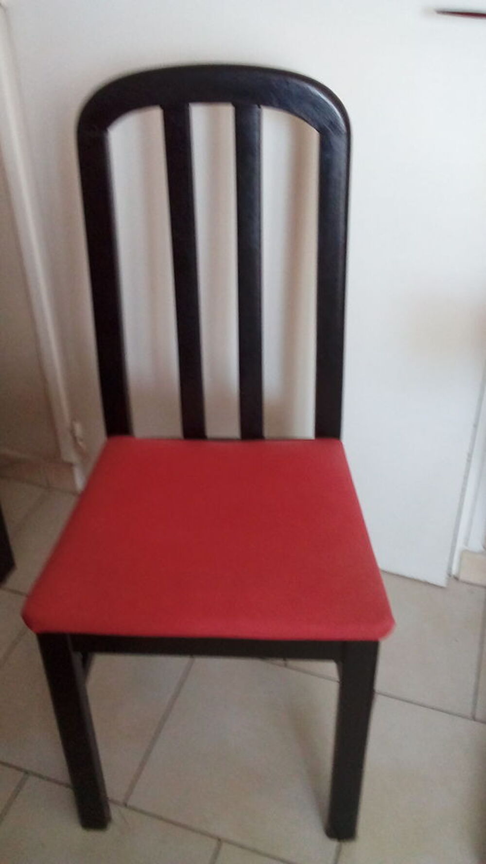 4 chaises 
structure bois massif 
Meubles