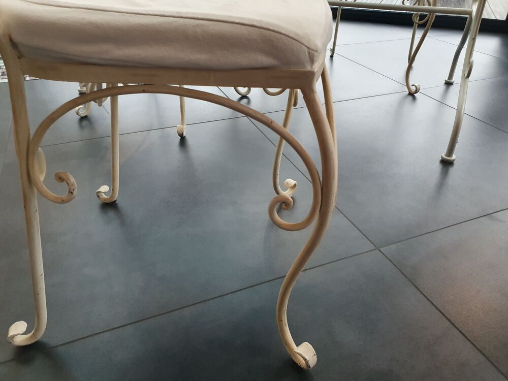 Table en fer forg&eacute; beige Meubles