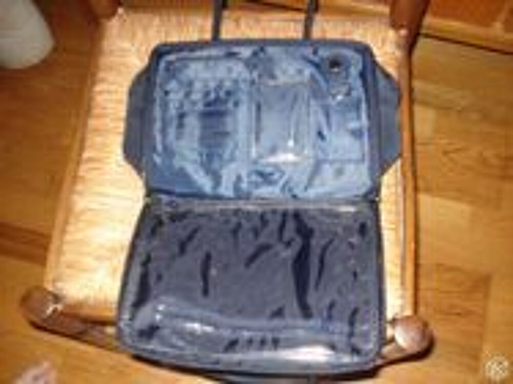 Sac a main ou fourre tout neuf noir
Maroquinerie